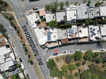 Hermosa casa frente a parque, casi esquina con Av.  Fundadores.