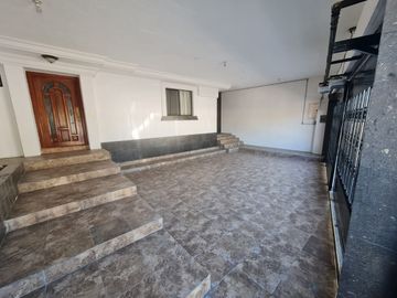 Hermosa casa frente a parque, casi esquina con Av.  Fundadores.