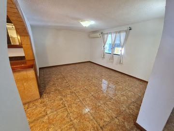 Hermosa casa frente a parque, casi esquina con Av.  Fundadores.
