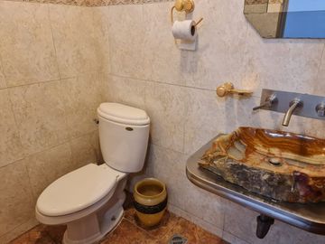Hermosa casa frente a parque, casi esquina con Av.  Fundadores.