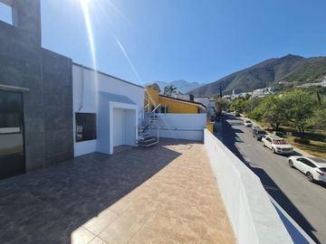 Hermosa casa frente a parque, casi esquina con Av.  Fundadores.
