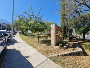 Hermosa casa frente a parque, casi esquina con Av.  Fundadores.