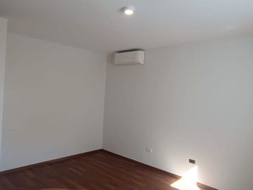 Hermosa casa frente a parque, casi esquina con Av.  Fundadores.