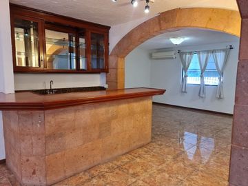 Hermosa casa frente a parque, casi esquina con Av.  Fundadores.
