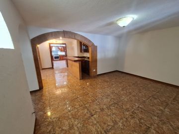 Hermosa casa frente a parque, casi esquina con Av.  Fundadores.