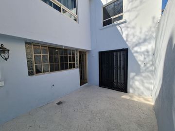 Hermosa casa frente a parque, casi esquina con Av.  Fundadores.