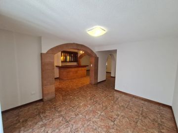 Hermosa casa frente a parque, casi esquina con Av.  Fundadores.