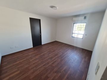 Hermosa casa frente a parque, casi esquina con Av.  Fundadores.