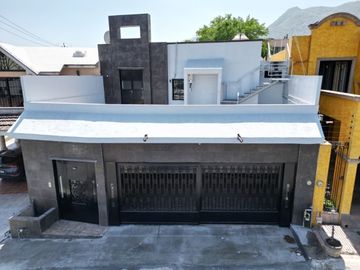 Hermosa casa frente a parque, casi esquina con Av.  Fundadores.