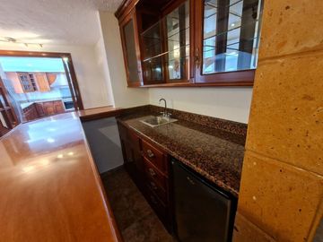 Hermosa casa frente a parque, casi esquina con Av.  Fundadores.