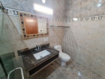 Hermosa casa frente a parque, casi esquina con Av.  Fundadores.