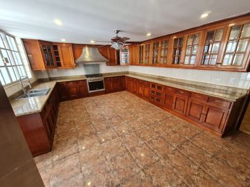 Hermosa casa frente a parque, casi esquina con Av.  Fundadores.