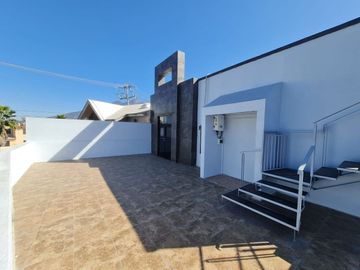 Hermosa casa frente a parque, casi esquina con Av.  Fundadores.