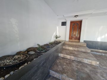 Hermosa casa frente a parque, casi esquina con Av.  Fundadores.