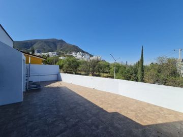 Hermosa casa frente a parque, casi esquina con Av.  Fundadores.
