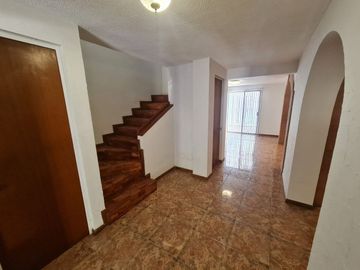 Hermosa casa frente a parque, casi esquina con Av.  Fundadores.