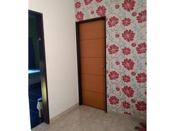 EXCELENTE CHALET EN 2 PLANTAS CON COCHERA Y PATIO