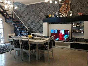 EXCELENTE CHALET EN 2 PLANTAS CON COCHERA Y PATIO