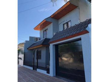 EXCELENTE CHALET EN 2 PLANTAS CON COCHERA Y PATIO