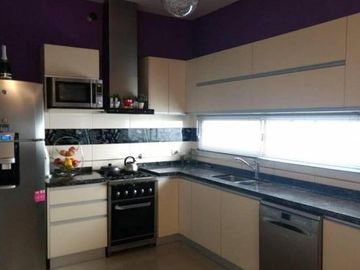 EXCELENTE CHALET EN 2 PLANTAS CON COCHERA Y PATIO