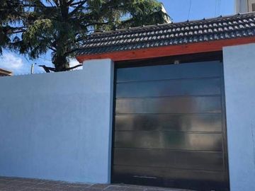 EXCELENTE CHALET EN 2 PLANTAS CON COCHERA Y PATIO