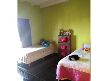 EXCELENTE CHALET EN 2 PLANTAS CON COCHERA Y PATIO