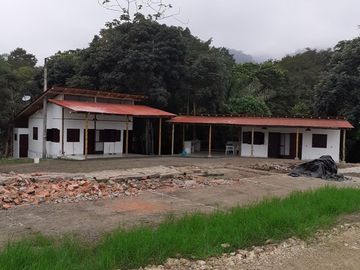 Se Vende Casa en Zona Rural, en la Montaña y Cerca del Mar en Olón