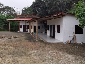 Se Vende Casa en Zona Rural, en la Montaña y Cerca del Mar en Olón