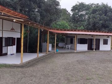 Se Vende Casa en Zona Rural, en la Montaña y Cerca del Mar en Olón