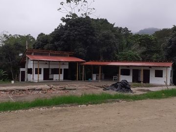 Se Vende Casa en Zona Rural, en la Montaña y Cerca del Mar en Olón