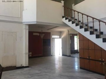Rumah jl Raya Dharmahusada Hadap Barat Listrik 6500 watt