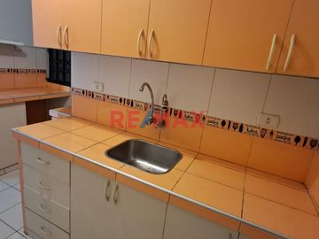 Tenga la oportunidad de comprar un 2do. piso con 3 departamentos independientes que lo puede independizar o vivir con toda su familia en una zona cent