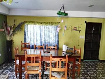 Propiedad en 3 plantas - Sobre lote de 340mts2 - 3 dormitorios - Altillo amplio - 2 baños completos - galpón - quincho - garage - parque
