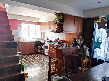 Propiedad en 3 plantas - Sobre lote de 340mts2 - 3 dormitorios - Altillo amplio - 2 baños completos - galpón - quincho - garage - parque