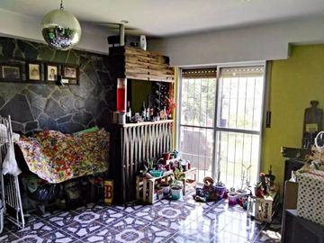 Propiedad en 3 plantas - Sobre lote de 340mts2 - 3 dormitorios - Altillo amplio - 2 baños completos - galpón - quincho - garage - parque