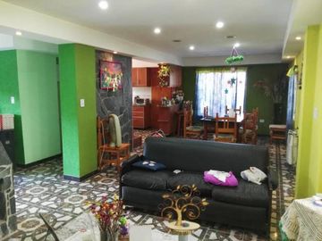 Propiedad en 3 plantas - Sobre lote de 340mts2 - 3 dormitorios - Altillo amplio - 2 baños completos - galpón - quincho - garage - parque
