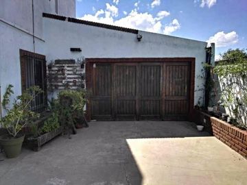 Propiedad en 3 plantas - Sobre lote de 340mts2 - 3 dormitorios - Altillo amplio - 2 baños completos - galpón - quincho - garage - parque