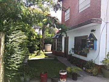 Propiedad en 3 plantas - Sobre lote de 340mts2 - 3 dormitorios - Altillo amplio - 2 baños completos - galpón - quincho - garage - parque