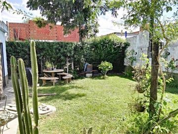 Propiedad en 3 plantas - Sobre lote de 340mts2 - 3 dormitorios - Altillo amplio - 2 baños completos - galpón - quincho - garage - parque