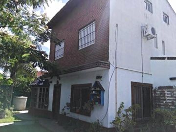 Propiedad en 3 plantas - Sobre lote de 340mts2 - 3 dormitorios - Altillo amplio - 2 baños completos - galpón - quincho - garage - parque