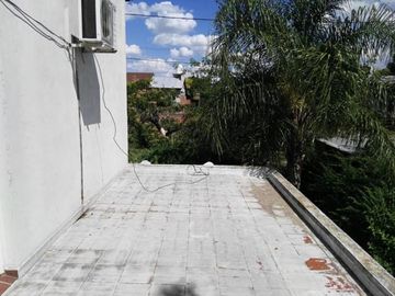 Propiedad en 3 plantas - Sobre lote de 340mts2 - 3 dormitorios - Altillo amplio - 2 baños completos - galpón - quincho - garage - parque