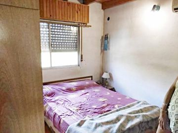 Propiedad en 3 plantas - Sobre lote de 340mts2 - 3 dormitorios - Altillo amplio - 2 baños completos - galpón - quincho - garage - parque