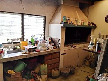 Propiedad en 3 plantas - Sobre lote de 340mts2 - 3 dormitorios - Altillo amplio - 2 baños completos - galpón - quincho - garage - parque