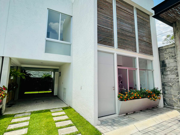 Venta de casa nueva de 3 recámaras, 153 m2, alberca en condominio,  Xochitepec, Mor.