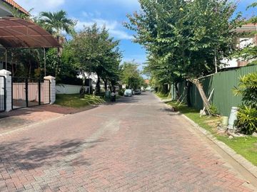 Dijual Rumah hitung tanah Graha Family , Surabaya Barat