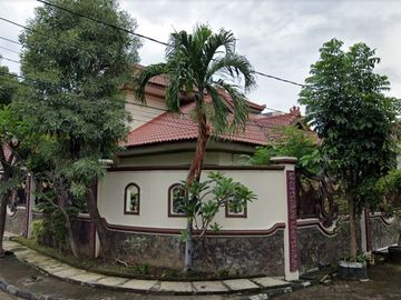 Rumah Mewah Hook di Prapen Indah Timur Kawasan Perumahan
