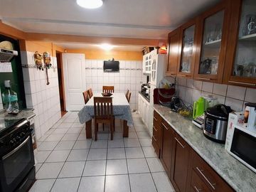 Casa en venta de 4 dorm.2 Baños Estac.Piscina. en La Florida