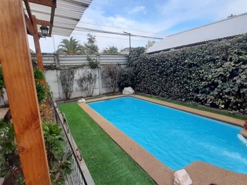 Casa en venta de 4 dorm.2 Baños Estac.Piscina. en La Florida