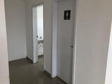 VENDO O RENTO CASA IDEAL PARA EMPRESAS SECTOR  BARRIO JIPIJAPA