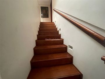 Casa en arriendo de 6 dorm. en Las Condes